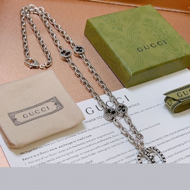 G*u*i necklaces